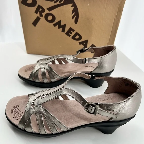 DROMEDARIS - Women's Adjustable Strap Sandal in Pewter. - Picture 3 of 8